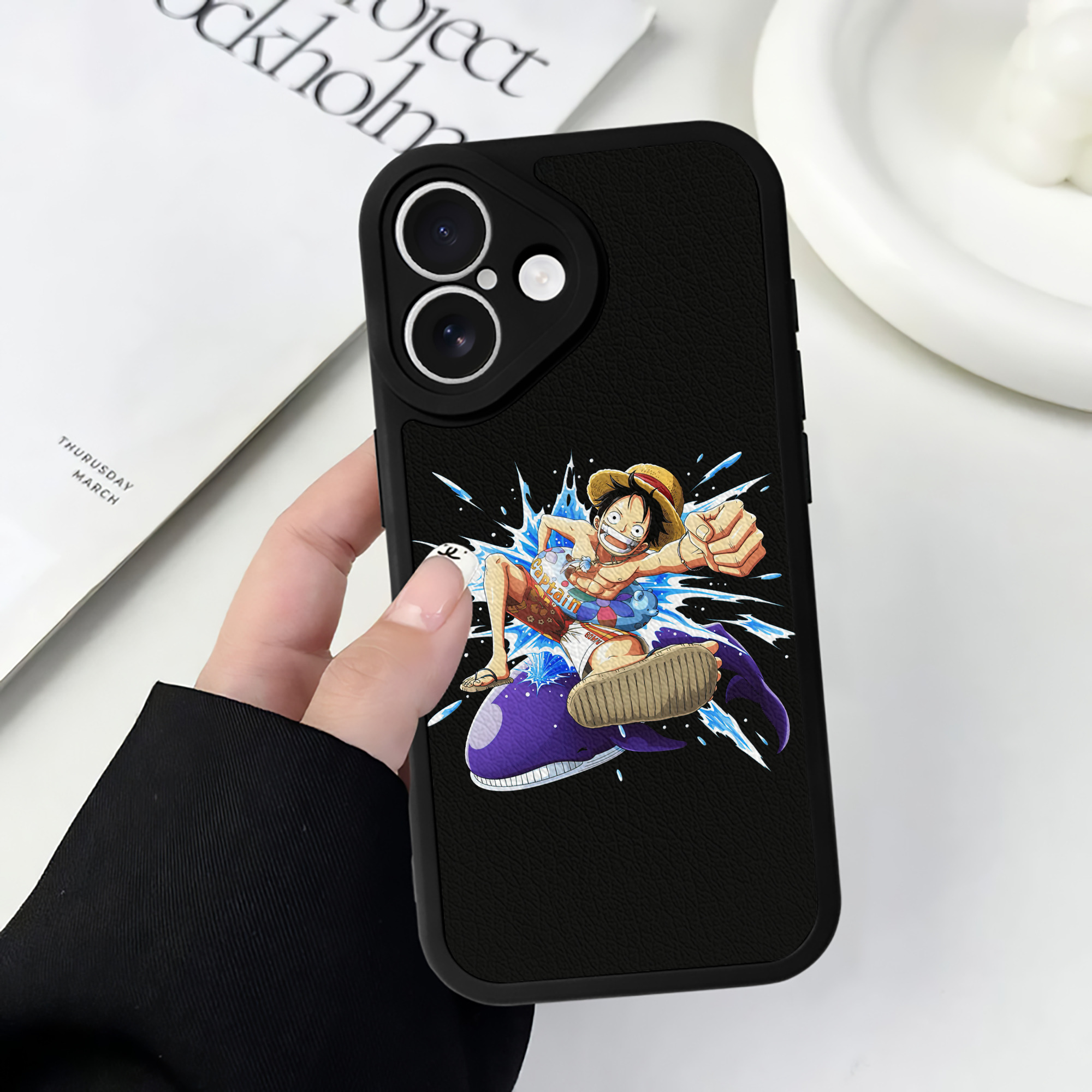 （画像用） ワンピース モンキー・D・ルフィ ONE PIECE Monkey D. Luffy 【iPhone 16シリーズ対応】シリコンスマホケース（レザー調） 材質：シリコン